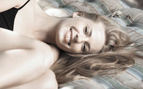 傲然挺胸做自信新妈 断奶后丰胸这样做