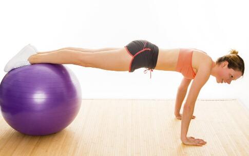 女人做俯卧撑好处多 你get了吗