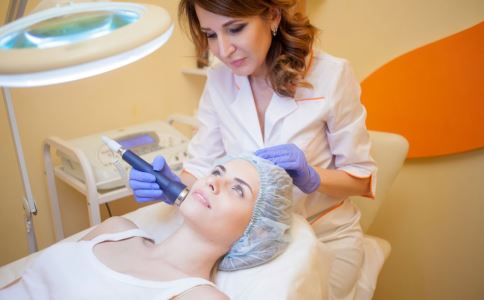 贝嫂随心所欲从隆胸到缩胸