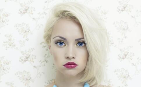 ＂真人芭比＂妈妈鼓励7岁女儿整容