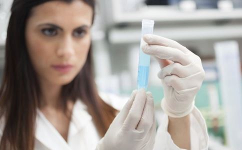 隆胸硅胶移位到肚上 劣质材料像定时炸弹/图