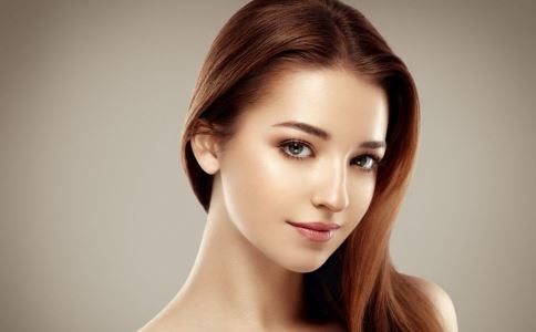 安德列雅隆胸导致胸部大小不一