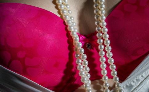 怎样使胸部变大，假体or注射哪个给力