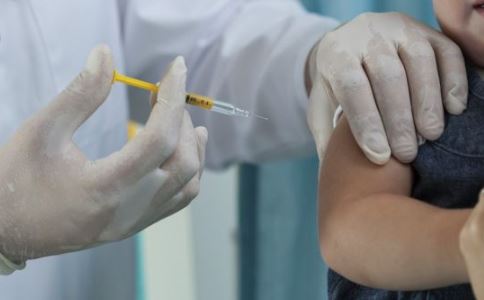 袋鼠踢破隆胸硅胶 女子还断了3根肋骨