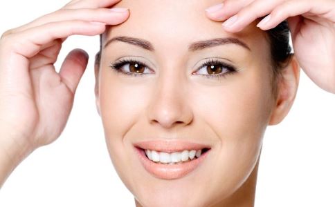 隆胸手术后忘拆线伤口腥臭 隆胸后胸掉到肚子