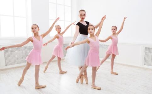 简单丰胸小动作 让胸挺起来