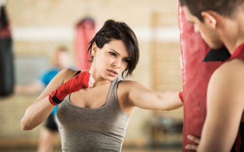 普拉提塑身丰胸四式　