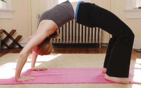 小S示范一分钟劲辣丰胸操