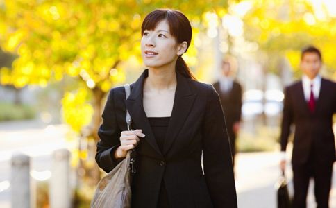 有效丰胸法 当红女星的“丰胸秘籍”