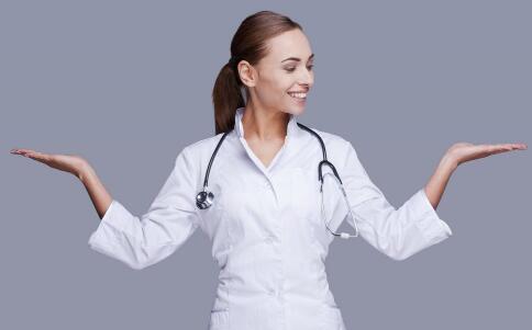 隆胸是选自体脂肪还是假体？