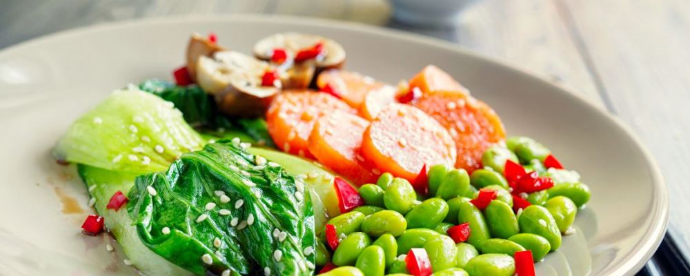 假体隆胸平躺着很硬是什么情况？