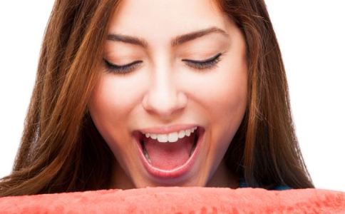 隆胸的手感和真的相比？