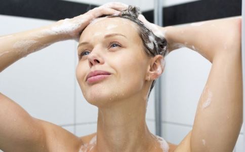 假体隆胸后为什么摸起来硬、不自然？