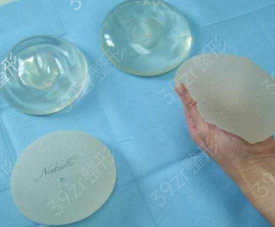 不合格的假体隆胸漏裂后可以修复吗?