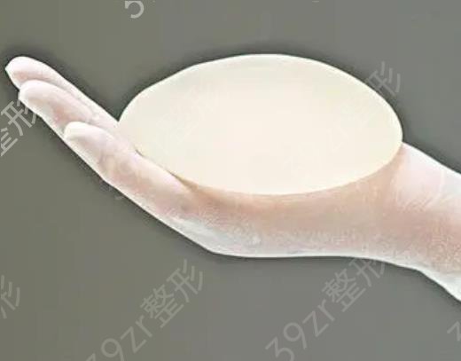 假体隆胸后一边大一边小怎么办？按摩方法是怎么样的？