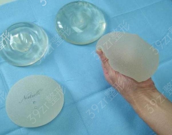 假体隆胸要疼多久？把假体验拿出来怎么样?