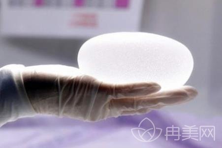 增肥不一定胸大？假体隆胸才能更好解决平胸的痛点