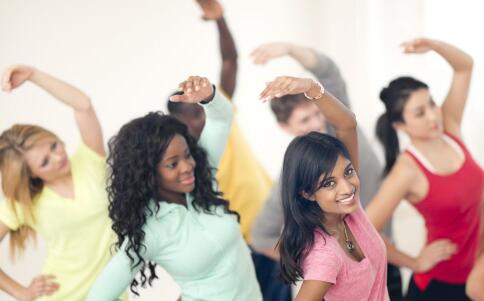 上班随手都能做的6个丰胸动作