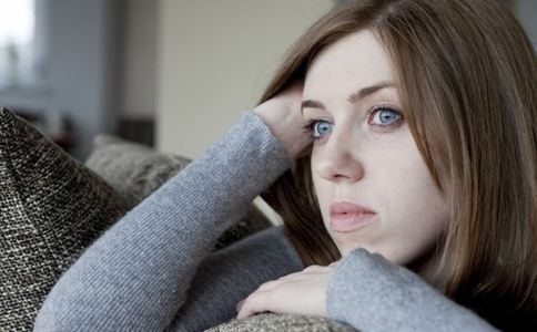 真人示范三式丰胸瑜伽 平胸美眉学起来