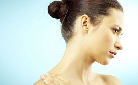 按出丰满胸部 居家按摩丰胸方法介绍